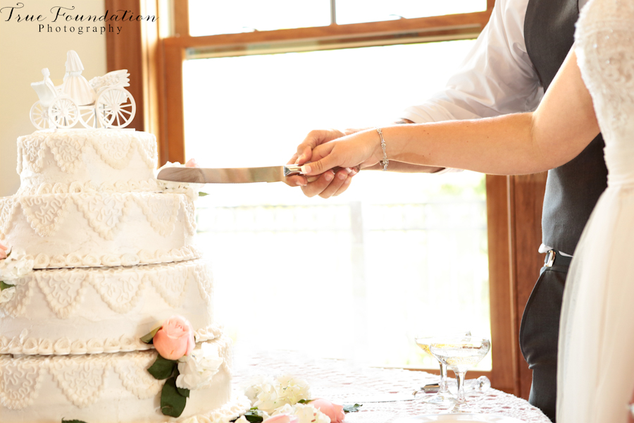 Grand-Highlands-Wedding-Venue-Hendersonville-NC-Photography-Wedding-Cake