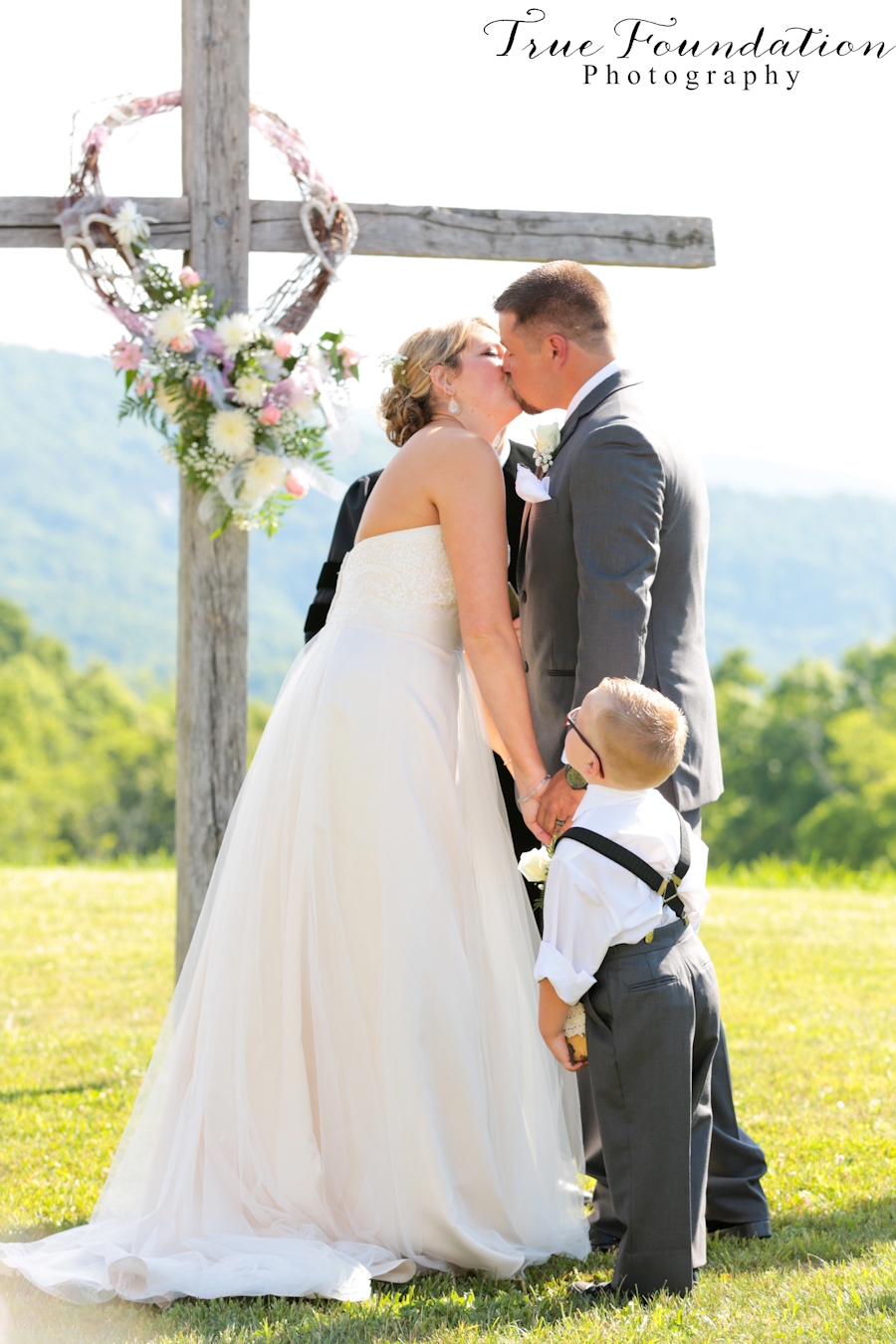 Hendersonville-NC-Photography-Grand-Highlands-Wedding-Kiss