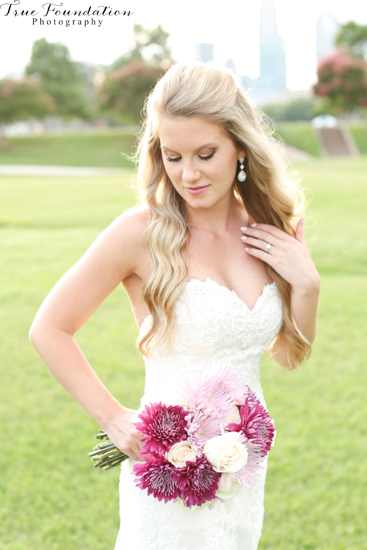 Charlotte - North - Carolina - Wedding - Photography - Bridal - Portrait - City - Skyline - NC - Photographers - Park - Bride (2)