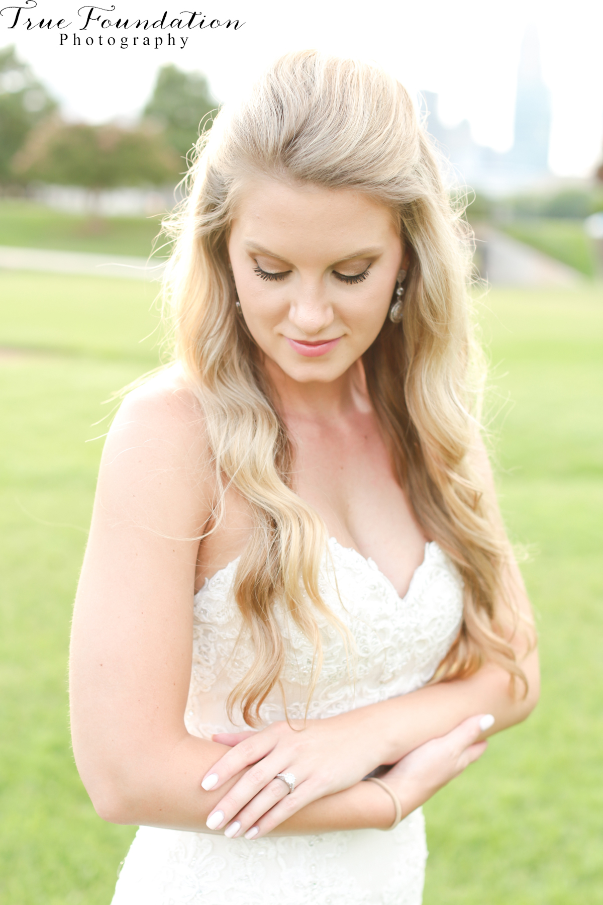 Charlotte - North - Carolina - Wedding - Photography - Bridal - Portrait - City - Skyline - NC - Photographers - Park - Bride (4)