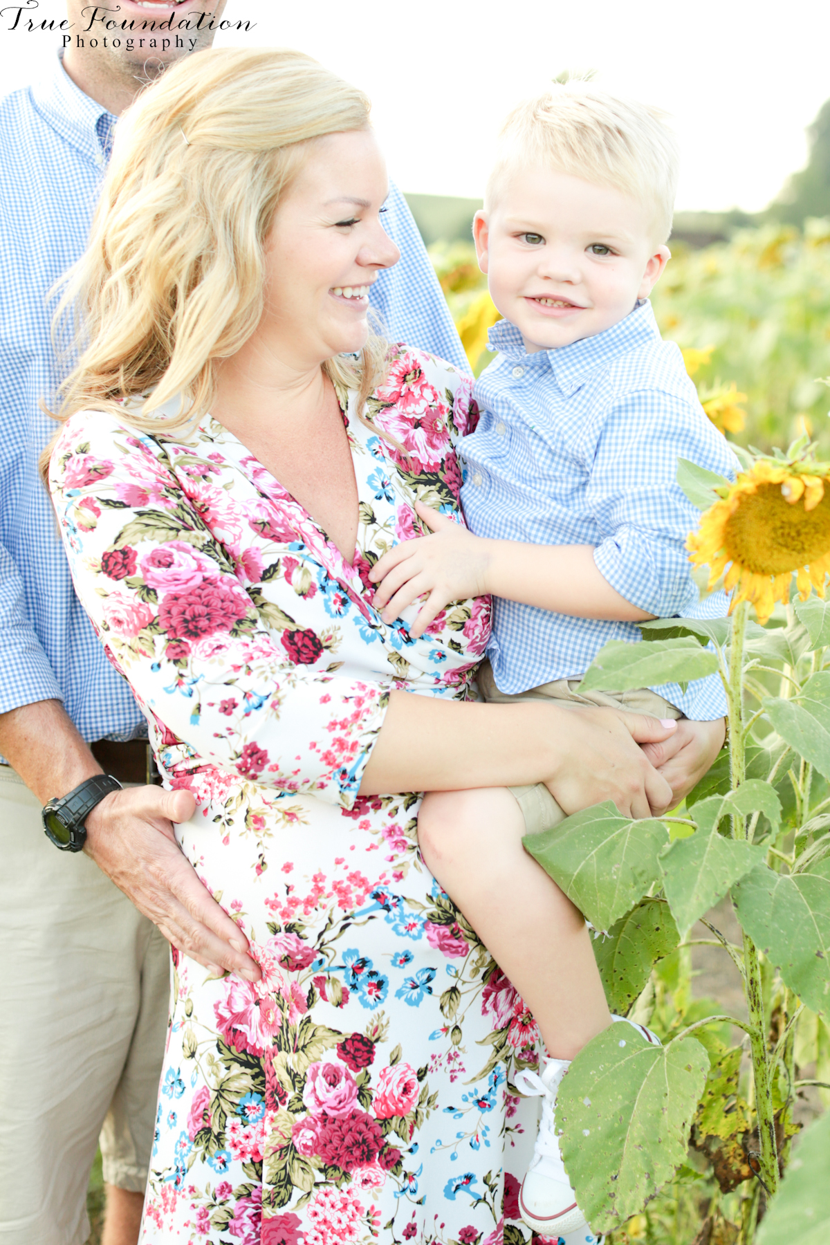 hendersonville-asheville-nc-maternity-photographer-photography-biltmore-estate-house-antler-hill-village-sunflowers-blooms-photos-blush-pink-dress-greenvi-12